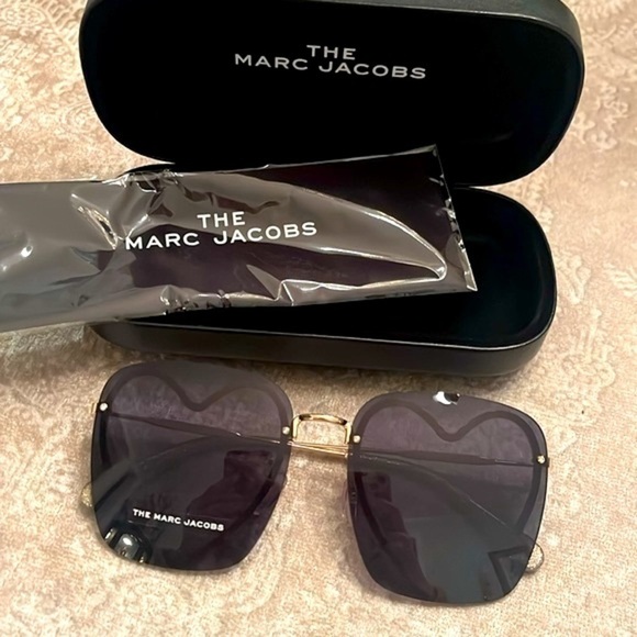 Brand New The Marc Jacobs Square Sunglasses w/ Gold Tone Metal Heart Shaped Rim main image 16